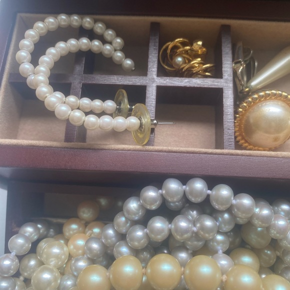 Jewelery Box and Pearl Jewelry - Picture 3 of 4